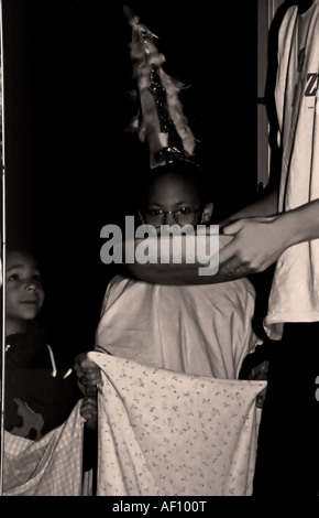 Un soir de l'Halloween, j'ai décidé d'enregistrer la variété de suivre pour les jeunes qui sont venus à notre porte, dans l'Utah, USA. Banque D'Images