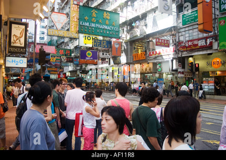Beaucoup de piétons traverser une rue passante crossing dans Wan Chai district de Hong Kong. Banque D'Images