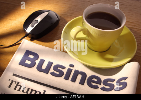 Journal de café et la souris de bureau Banque D'Images