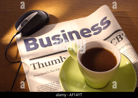 Journal de café et la souris de bureau Banque D'Images