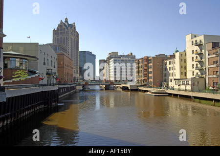 Le centre-ville de Milwaukee fendu en deux par la rivière Milwaukee Wisconsin WI Banque D'Images