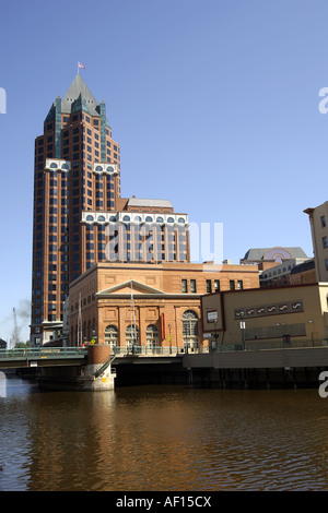 Le centre-ville de Milwaukee fendu en deux par la rivière Milwaukee Wisconsin WI Banque D'Images