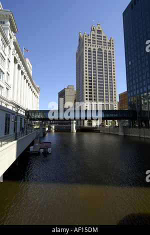 Le centre-ville de Milwaukee fendu en deux par la rivière Milwaukee Wisconsin WI Banque D'Images