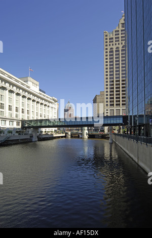 Le centre-ville de Milwaukee fendu en deux par la rivière Milwaukee Wisconsin WI Banque D'Images