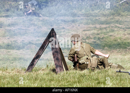 Les hommes dans un groupe de reconstitution habillé en USArmy les soldats d'infanterie lutte contre une bataille simulée Banque D'Images