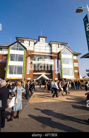 Foule marchant par Reine Mère debout sur journée ensoleillée à Aintree Race Course, Liverpool Banque D'Images