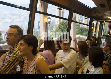 Les passagers sur le célèbre Peak Tram qui prend principalement les touristes du centre de Hong Kong jusqu'à Victoria Peak plate-forme d'observation. Banque D'Images