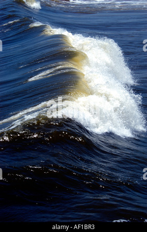 Pendant la mousson s'ÉCRASER DES VAGUES EN MER SANGHUMUGHOM Banque D'Images