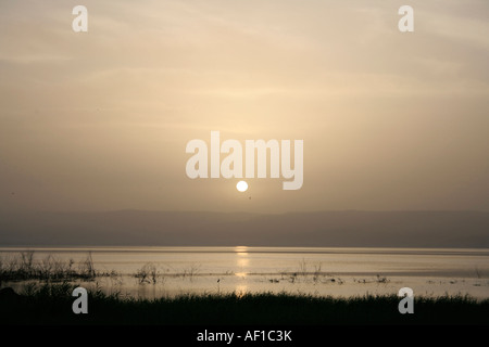 Le lever du soleil sur la mer de Galilée israël Banque D'Images