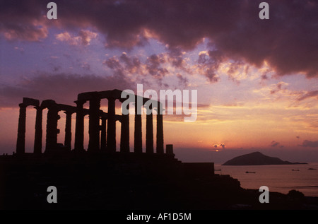 Grèce,Sounion.Coucher de soleil au temple de Poséidon.La légende raconte que Aegeus Roi d'Athènes(La mer) a sauté à sa mort il y Banque D'Images