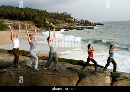 Faire du yoga dans PULINGUDI BEACH À KOVALAM TRIVANDRUM Banque D'Images