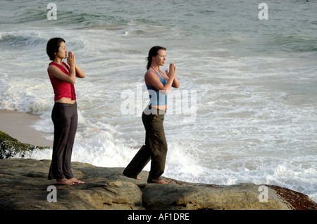 Faire du yoga dans PULINGUDI BEACH À KOVALAM TRIVANDRUM Banque D'Images