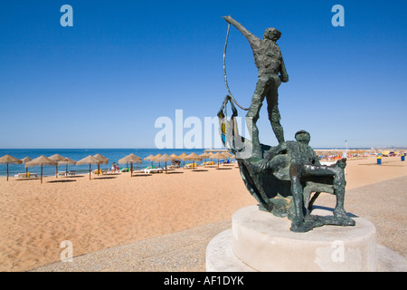 Statue sur mer Quarteira Algarve Portugal Banque D'Images