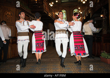 Les danseurs en costume national, Caru cu Bere, Stavropoleos Restaurant Str, Bucarest, Roumanie Banque D'Images