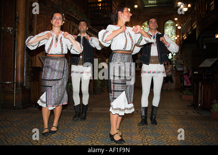 Les danseurs en costume national, Caru cu Bere, Stavropoleos Restaurant Str, Bucarest, Roumanie Banque D'Images