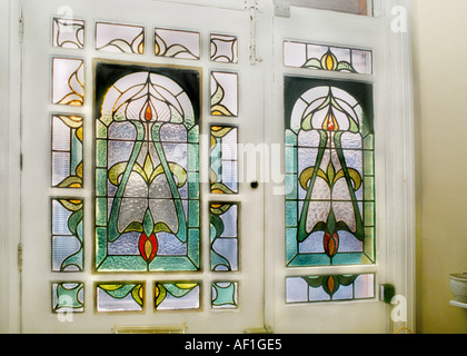 Vitraux de style édouardien de décoration de porte avant à l'intérieur du logement britannique Londres Banque D'Images