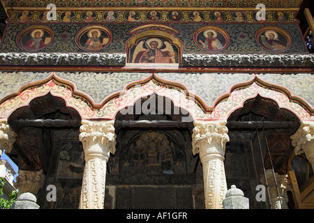 Peintures sur mur au-dessus de entrée, Église orthodoxe Stavropoleos, Rue Stavropoleos, Bucarest, Roumanie Banque D'Images