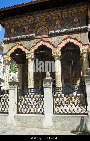 Peintures sur mur au-dessus de entrée, Église orthodoxe Stavropoleos, Rue Stavropoleos, Bucarest, Roumanie Banque D'Images