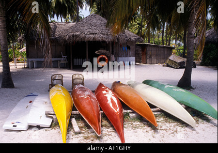 L'Inde du Sud Îles Lakshadweep Bangaram Beach avec des canoës Banque D'Images