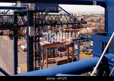 Grues SUPER AU TRAVAIL Terminal Conteneurs du Port de Chennai Banque D'Images