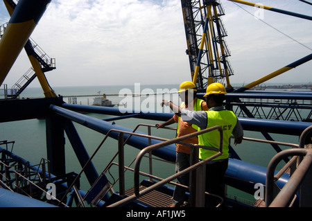Grues SUPER AU TRAVAIL Terminal Conteneurs du Port de Chennai Banque D'Images