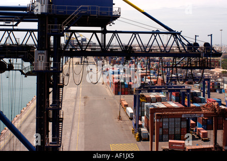 Grues SUPER AU TRAVAIL Terminal Conteneurs du Port de Chennai Banque D'Images