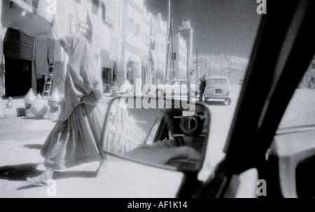 Scène de rue onirique infra rouge dans une oasis au Maroc au Maghreb en Afrique du Nord Sahara. Voyage de rêve bizarre infrarouge Banque D'Images