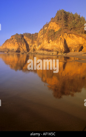 Le coucher du soleil colore les bluffs à l'aire de loisirs d'état de Hug Point sur la côte de l'Oregon, USA Banque D'Images