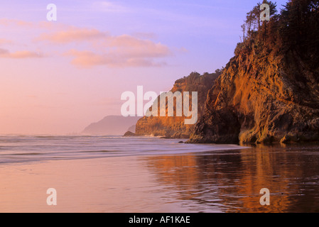 Le coucher du soleil colore les bluffs à l'aire de loisirs d'état de Hug Point sur la côte de l'Oregon, USA Banque D'Images