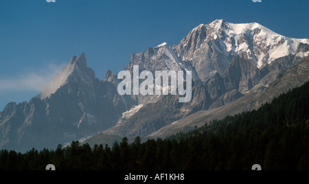 L'immense face sud du Mont Blanc Val Veni domine dans les Alpes italiennes Banque D'Images