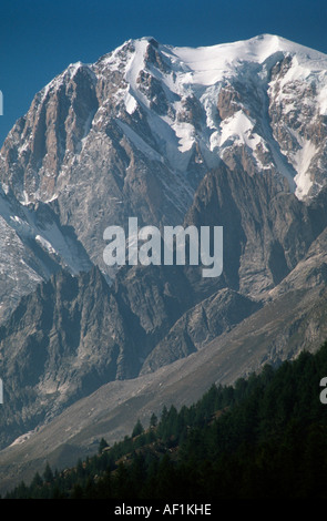 L'immense face sud du Mont Blanc Val Veni domine dans les Alpes italiennes Banque D'Images