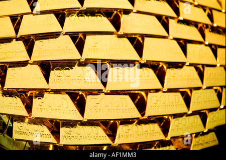 Tas de faux lingots d'or marqué comme produits de fantaisie Banque D'Images
