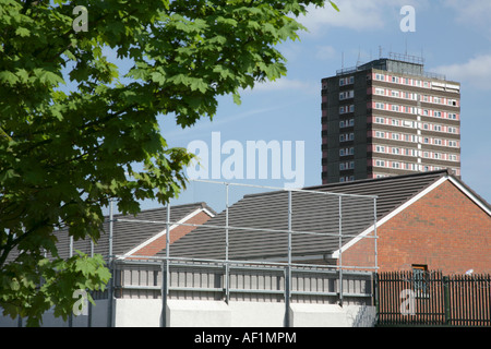 Divis Street appartements vu depuis le côté nord de la ligne de paix, Belfast, Irlande du Nord. Banque D'Images