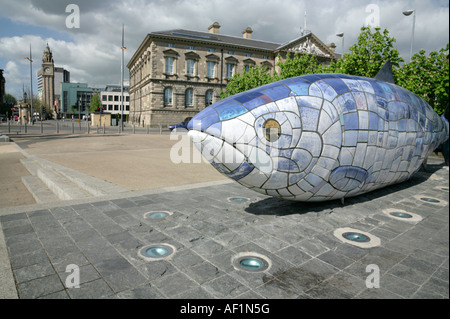 Le gros poisson sculpture et la maison de la douane de la Lagan Weir, Donegall Quay site de réaménagement, Belfast, Irlande du Nord. Banque D'Images