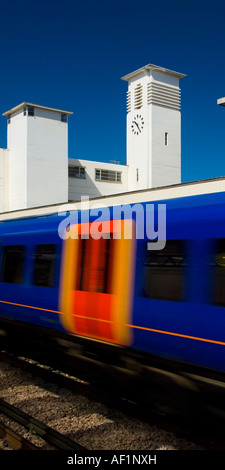 La South West Train dans la gare de Surbiton dans Surrey England UK Banque D'Images