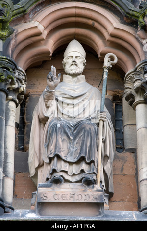 Statue de saint Chad (St Ceadda) sur le front de l'ouest de la cathédrale de Lichfield Staffordshire, Banque D'Images