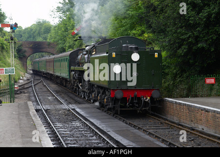 Les voitures de train à vapeur sur le cresson poussant Ligne Hampshire UK Banque D'Images