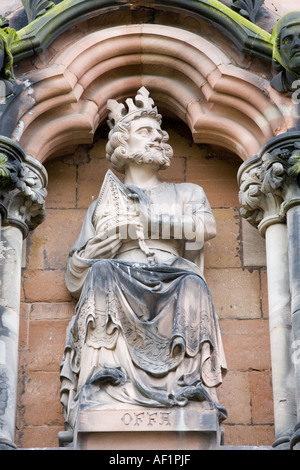 Statue du Roi Offa sur la façade ouest de la cathédrale de Lichfield, Staffordshire, Royaume-Uni Banque D'Images