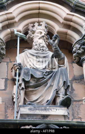 Statue du Roi Édouard le Confesseur (Edward J) à l'ouest l'avant de la cathédrale de Lichfield Staffordshire, Banque D'Images