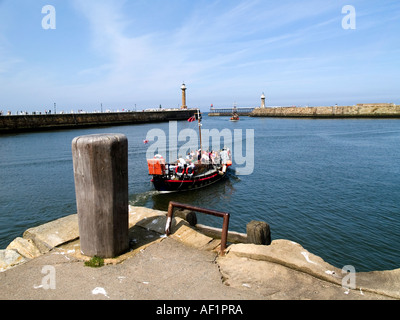 L'entrée du port de Whitby, North Yorkshire, UK montrant ancien canot de "Mary Ann Hepworth' maintenant utilisé pour des excursions touristiques. Banque D'Images