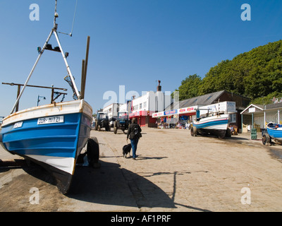 Coble Carr à Filey, North Yorkshire UK, montrant que les bateaux de pêche typiques de coble sont lancées à partir de la plage. Banque D'Images