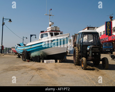 Un bateau de pêche local typique, ou coble, avec le tracteur utilisé pour le lancement à Coble Carr, Filey, North Yorkshire UK. Banque D'Images