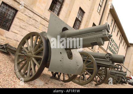 Pologne Varsovie et canons d'artillerie de l'armée de l'extérieur du Musée de l'armée polonaise Muzeum Wojska Polskiego dans le centre de Varsovie Banque D'Images