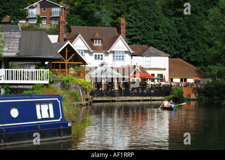Le Weyside Pub sur bord de la rivière Wey, Guildford, Surrey, Angleterre, Royaume-Uni Banque D'Images