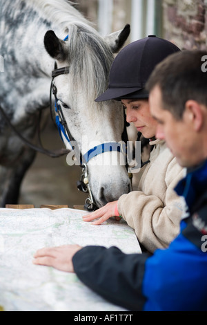 Horseriders à la carte à l'extérieur d'un pub, Le Parc National des Brecon Beacons, le Pays de Galles Banque D'Images