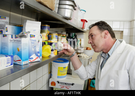 Le contrôle de la qualité des aliments Inspector vérifie un snack rapide turc Banque D'Images