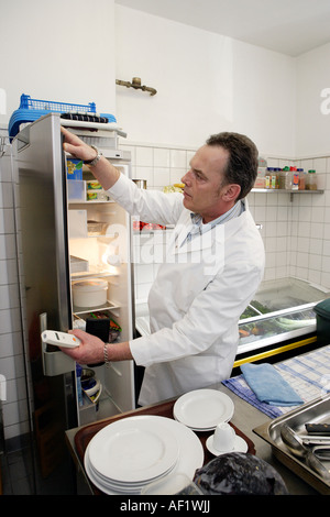 Le contrôle de la qualité des aliments Inspector vérifie un snack rapide turc Banque D'Images