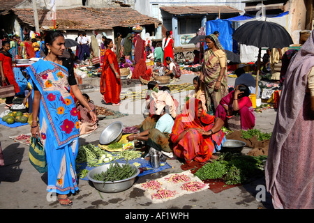 Marchands indiens de légumes disposés sur le terrain, village de pêche de Vanakbara, île DIU, Gujarat, Inde Banque D'Images