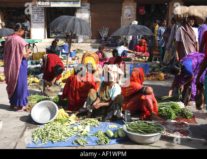 Marchands indiens de légumes disposés sur le terrain, village de pêche de Vanakbara, île DIU, Gujarat, Inde Banque D'Images