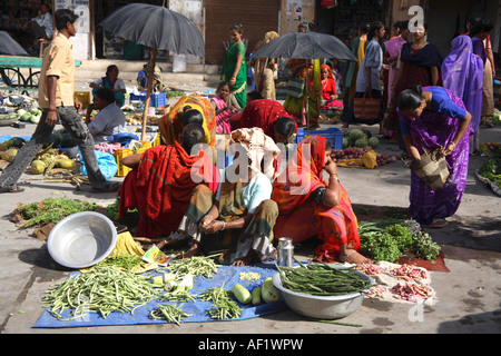 Marchands indiens de légumes disposés sur le terrain, village de pêche de Vanakbara, île DIU, Gujarat, Inde Banque D'Images